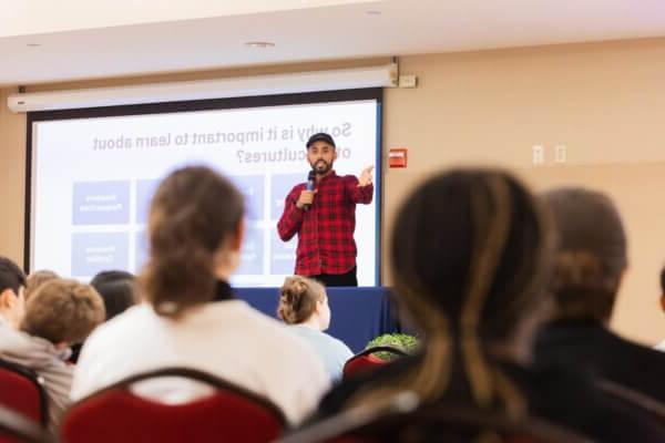 Salah Algabli speaks to 澳门线上赌博平台大学 students.